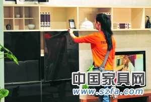 板材和其他材料的結合，成為板式家具設計的一個方向。
