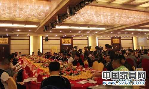 家居、建材行業的500余位廠家、經銷商代表現場參加招商推介會