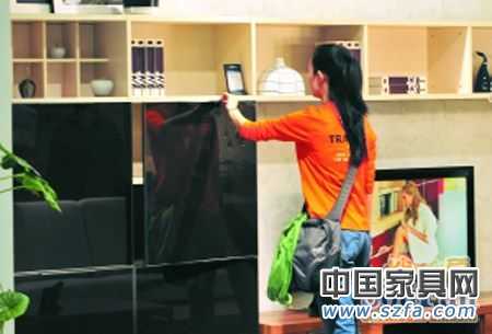 板材和其他材料的結合，成為板式家具設計的一個方向