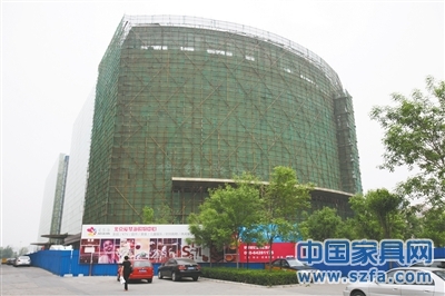 正在建設中的愛琴海購物中心，位于朝陽區七圣中街12號，太陽宮百盛購物中心旁。實習生 翟超
