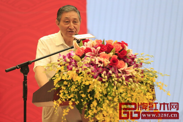 全聯藝術紅木家具專業委員會專家顧問、原故宮博物院文?？萍疾恐魅尾莒o樓在區氏臻品明清家具藝術館開業典禮上致辭